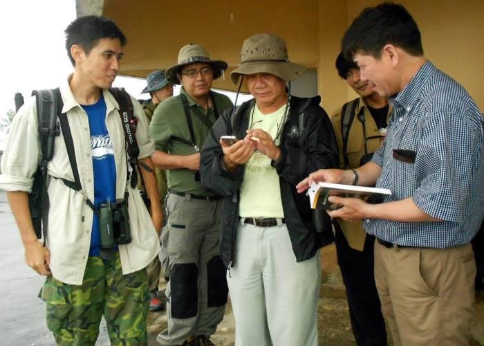 Serious discussions among raptor enthusiasts in the PAGASA Weather Station in Tanay. Photo by Tinggay Cinco
